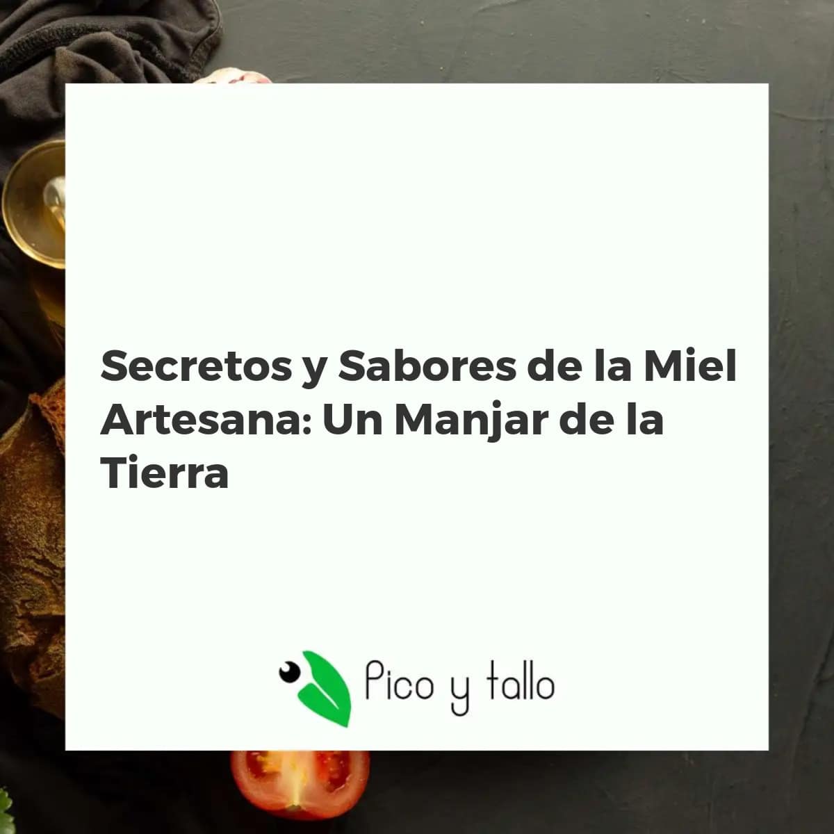 Miel artesana dorada goteando de un cucharón de madera en un cuenco cerámico, con abejas y flores en el fondo.