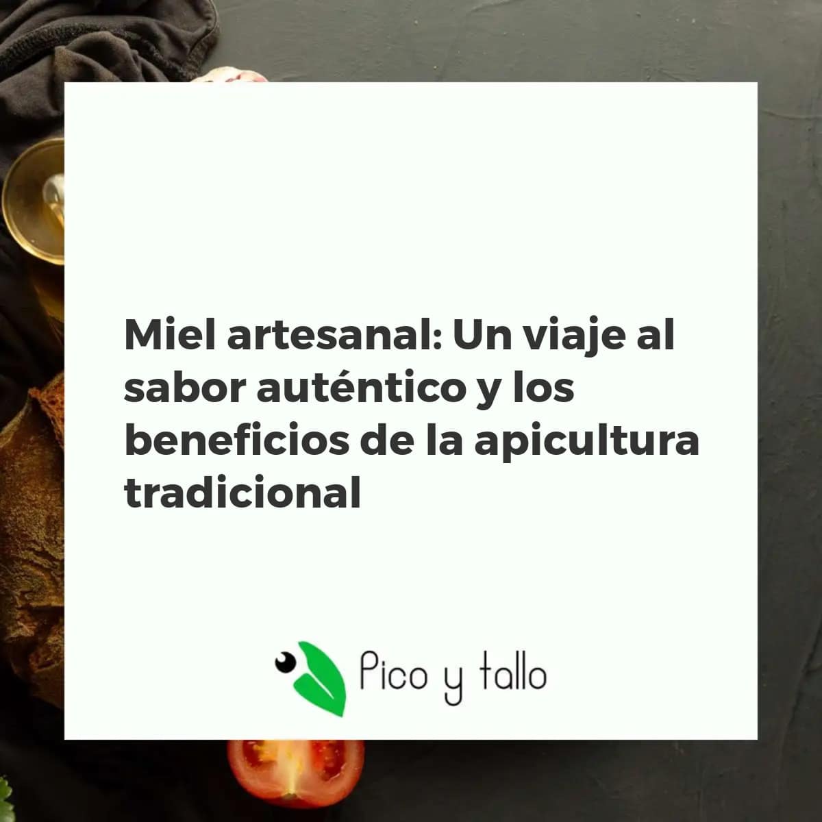 Miel artesanal dorada goteando de un cucharón de madera sobre un cuenco, con abejas y flores al fondo.