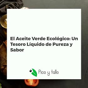 Aceite verde ecológico virgen extra recién prensado en un cuenco, con aceitunas frescas y hojas de olivo.